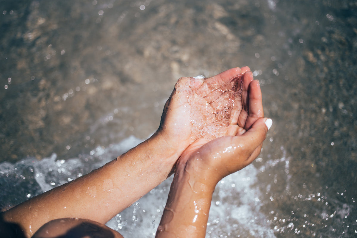 Klares Wasser in einer offenen Hand