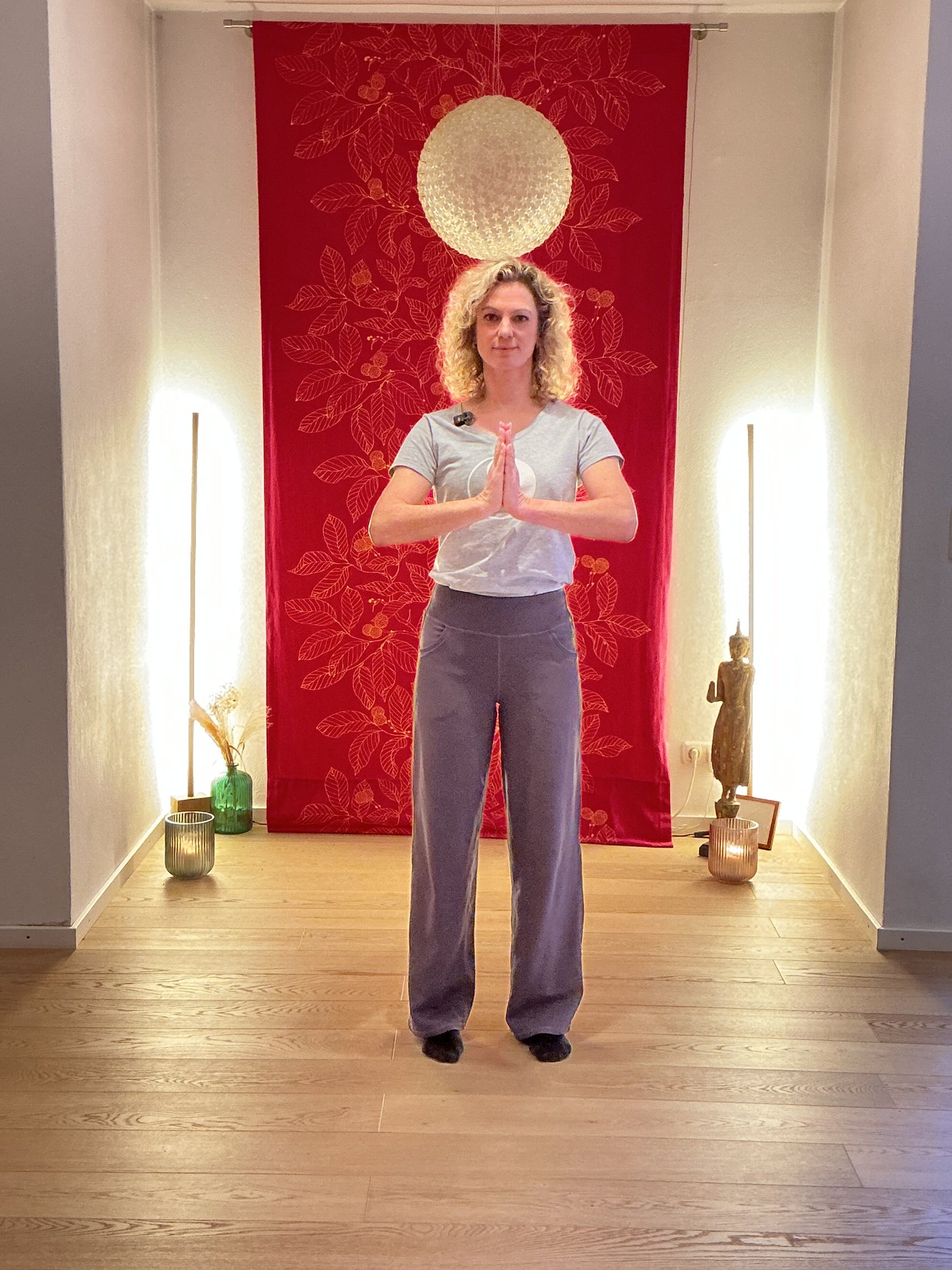 QiGong-Lehrerin Kerstin Ottmann in ruhiger Haltung im Übungsraum